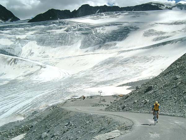 Ciclista subiendo el glaciar Oetztal