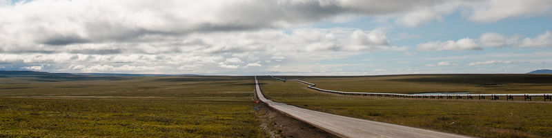 Vista de la autopista y el oleoducto Trans Alaskan en paralelo. Foto de Fairbanks Mike