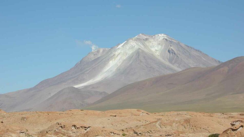 Cerro Uturuncu en la distancia
