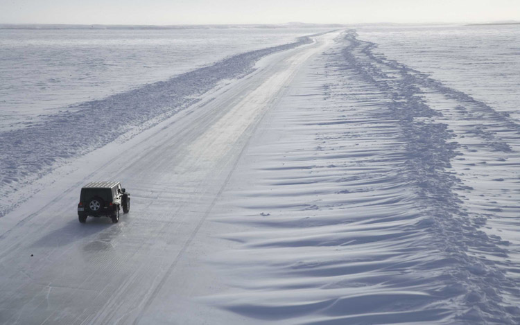 Vista aerea de un Jeep Wrangler en el ártico