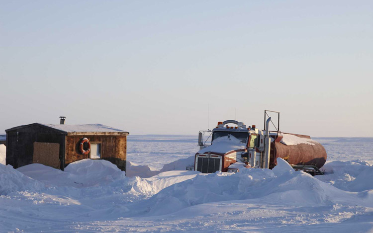 Camión bajo la nieve en Tuktoyaktuk