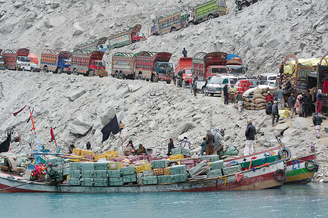 karakorum-camiones-en-el-lago-attabad