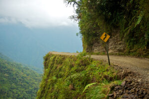 Curva y señal en el camino a Los Yungas