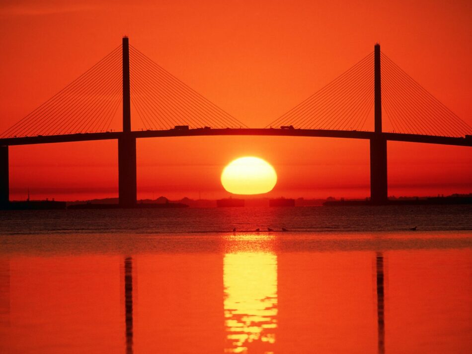 Puente Sunshine Skyway al atardecer