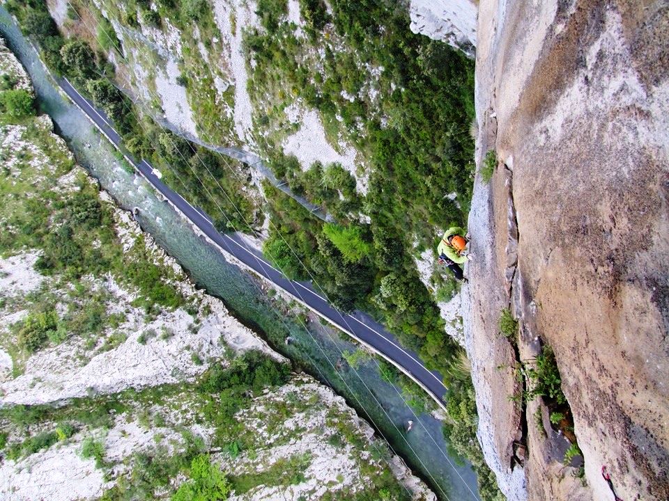 Vista impresionante de un escalador en el Desfiladero de la Hermida