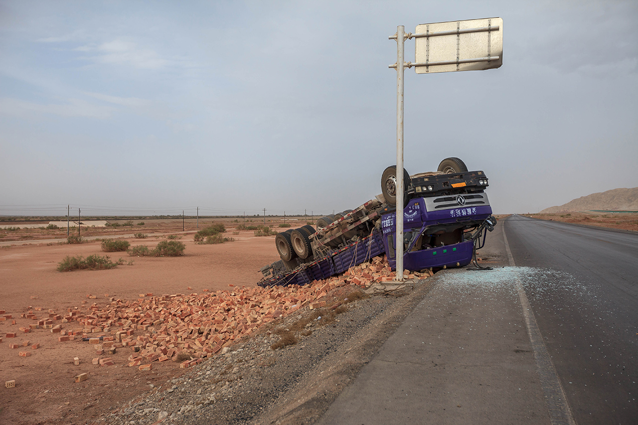 Camión volcado en la autopista del Tarim