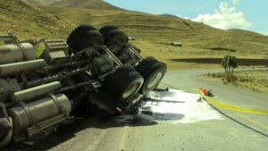 Camión volcado en Pasamayo