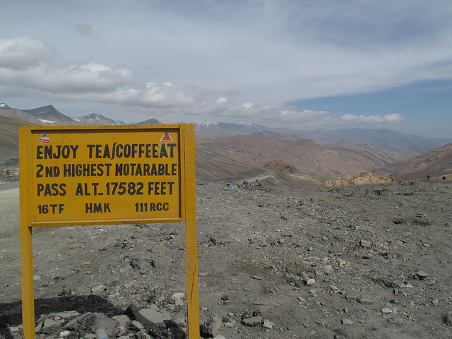 Paso Tanglang La, con el cartel que dice que es la segunda carretera más alta del mundo