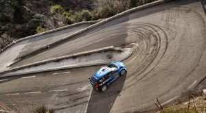 Ford Fiesta girando en el Col de Turini