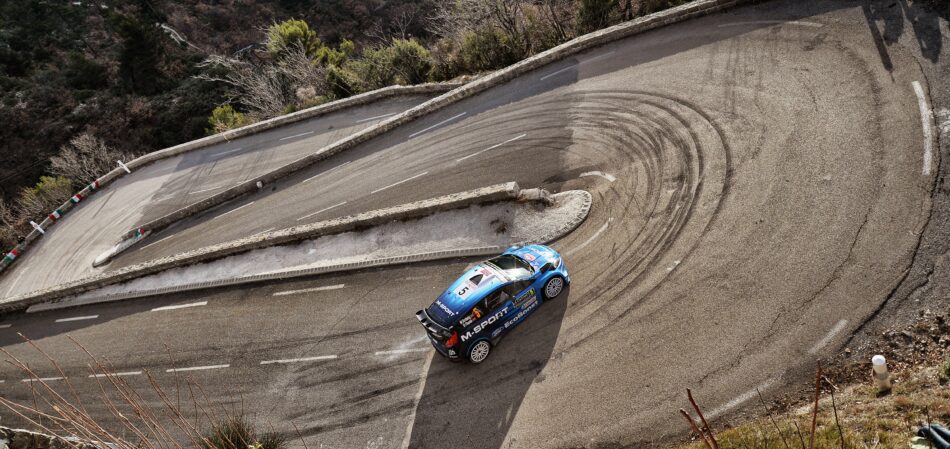 Ford Fiesta girando en el Col de Turini