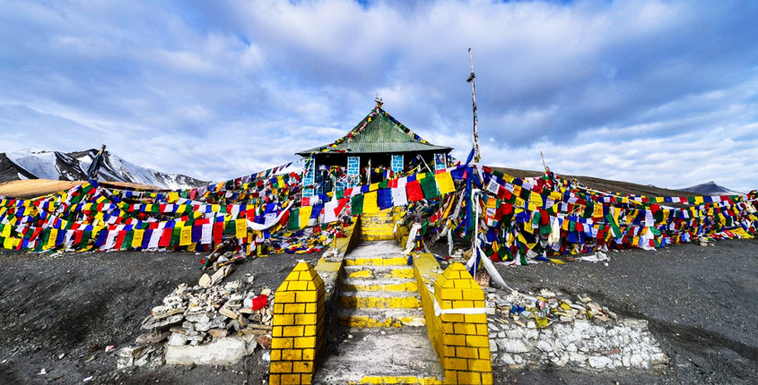 Taglang La, templo en lo alto del puerto