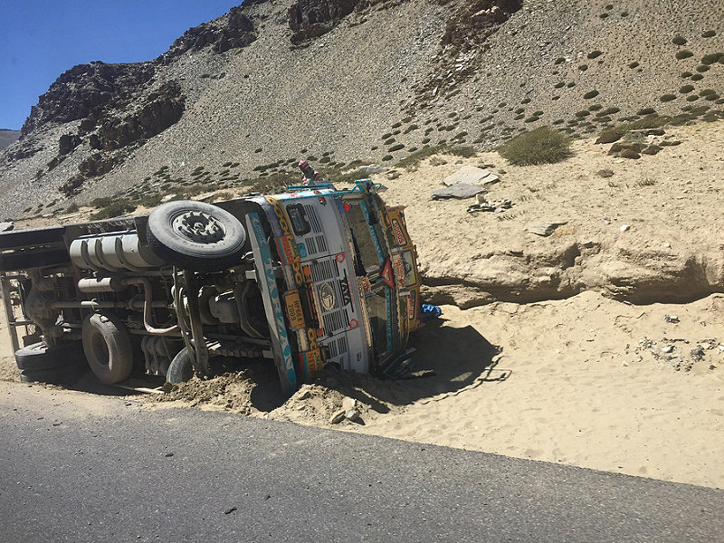 Camión volcado en el Tanglang La