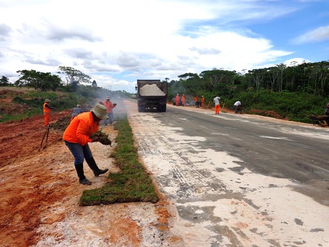 Tareas de mantenimiento en la Iquitos Nauta
