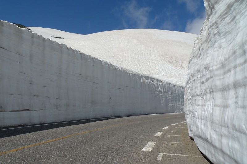 Muro de nieve en Tateyama Kurobe, en los alpes japoneses