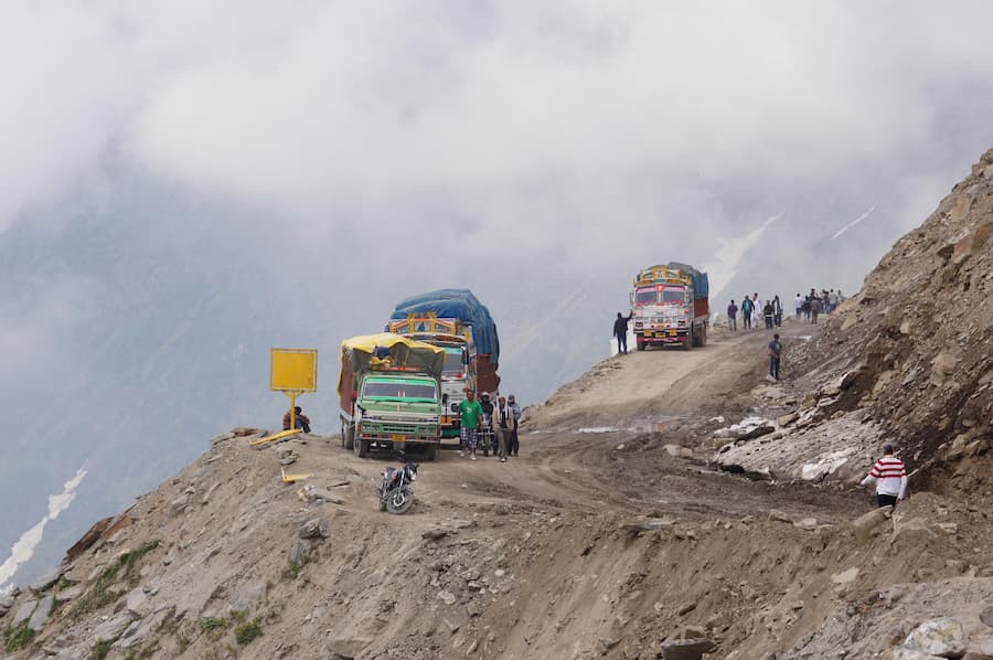 Tramo sin asfaltar en el Rohtang Pass