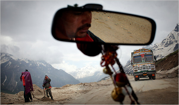 Cruce de camiones en el Paso de Rohtang