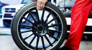 Que puede acelerar el desgaste de los neumáticos de un coche, moto o camión