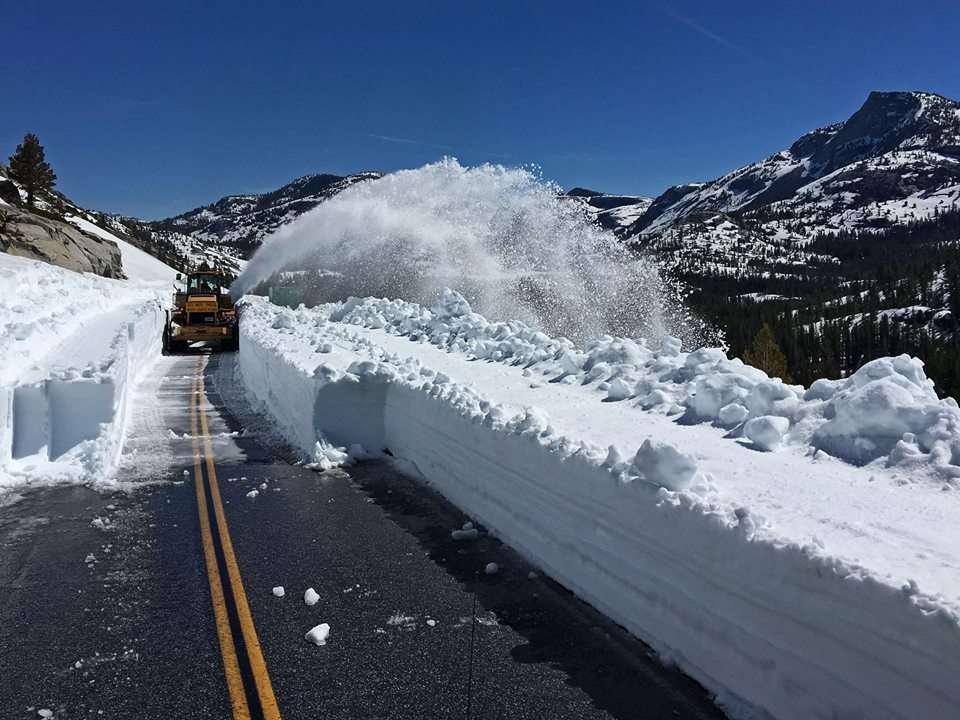 Quitanieves en el Tioga Pass